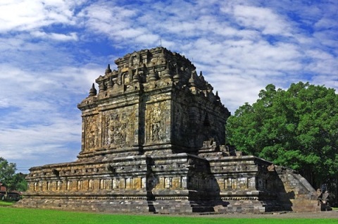 Dinasti syailendra banyak membangun candi yang bersifat budha antara lain candi