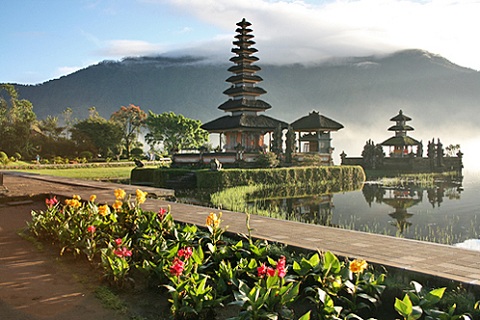 Mereguk Pesona Elegan Danau Beratan, Bedugul Bali