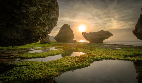 Wisata Pantai Tersembunyi Memikat, Pantai Padang-padang