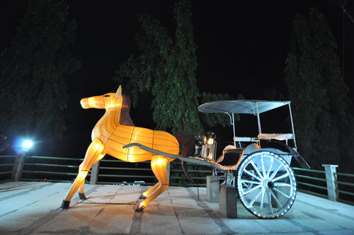 Malam Di Taman Pelangi, Serasa di Negeri Cahaya