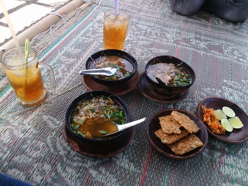 Warung Soto Jogja Dengan View Candi Sambisari, Saoto Bathok Mbah Katro