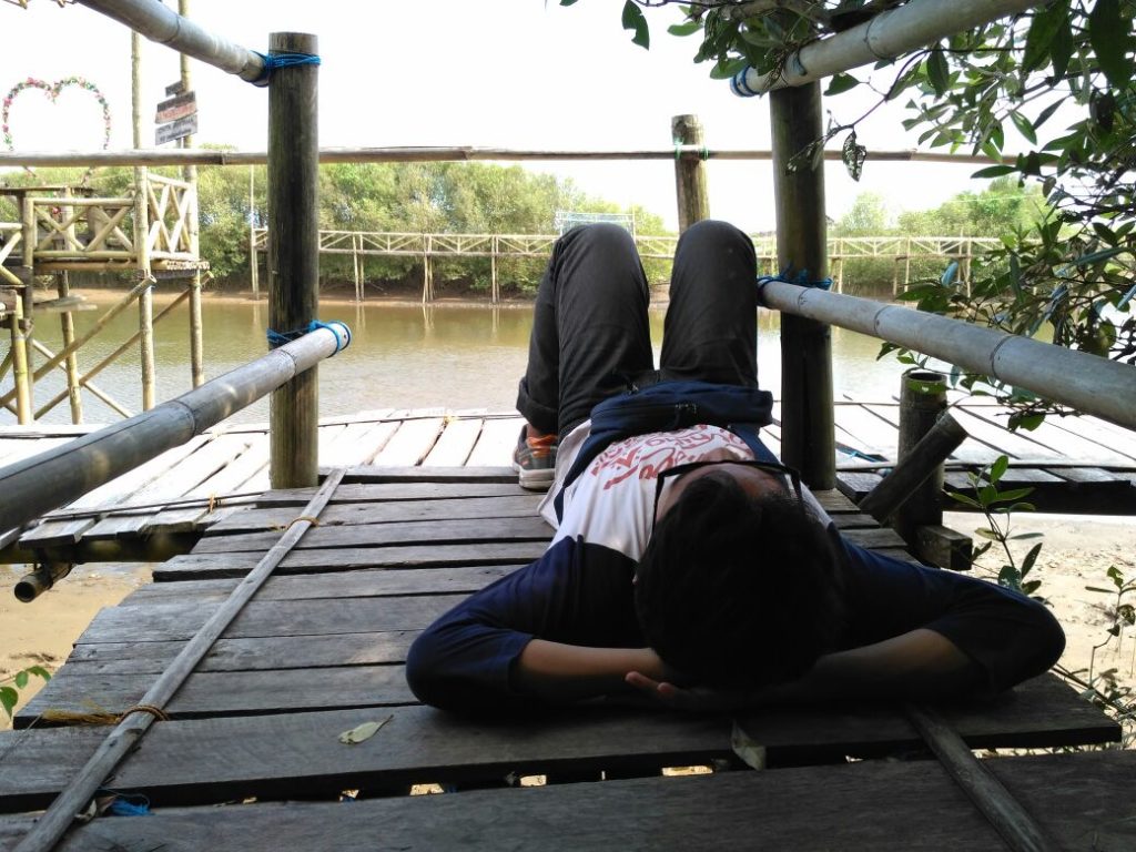 Terlelap di Hutan Mangrove Pantai Pasir Kadilangu Yang Mempesona