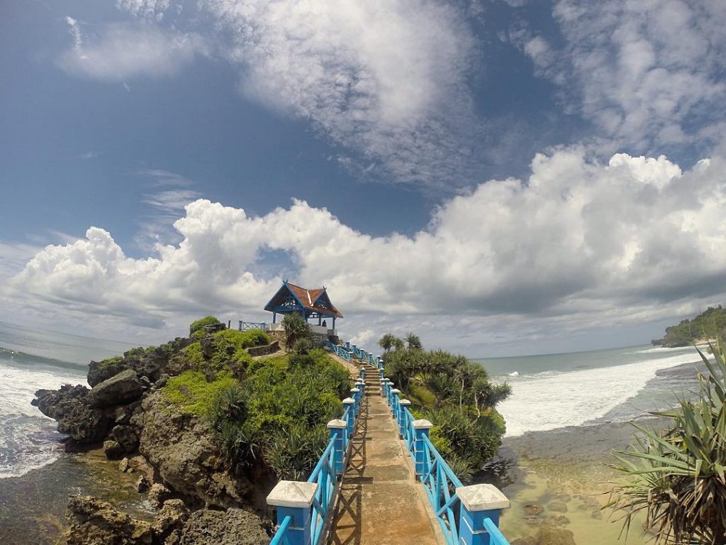 Pantai Kukup Gunung Kidul Yang Mempesona Dengan Pulau Juminonya