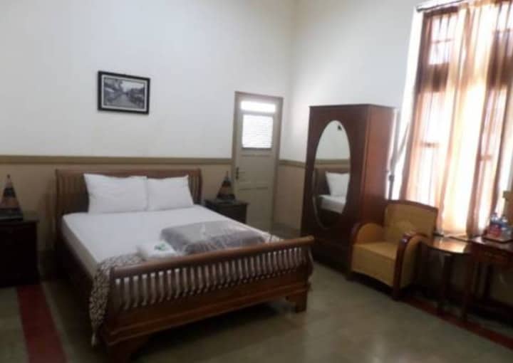 Ndalem Suratin Guest House Yogyakarta: Dekat Kampus UGM