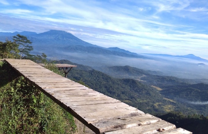 Bukit Isis Nglinggo: Duduk Sejenak Menikmati Segarnya Udara Pagi