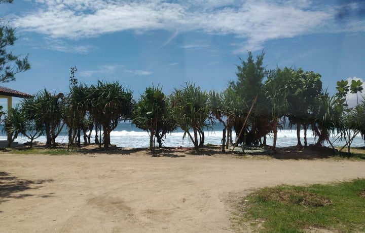 Pantai Slili Gunung Kidul: Mempesona Mengalir Dalam Hembusan Angin